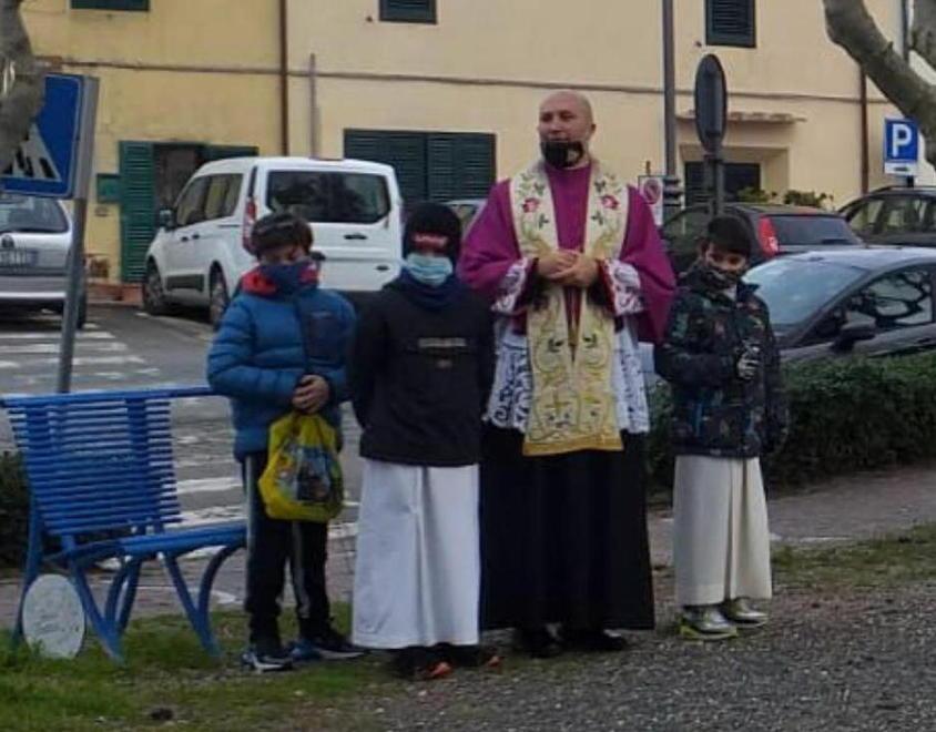 Gabbro, il parroco benedice gli animali