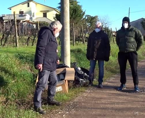 Scarti edili e vecchie tubature in eternit abbandonati nella notte lungo la strada