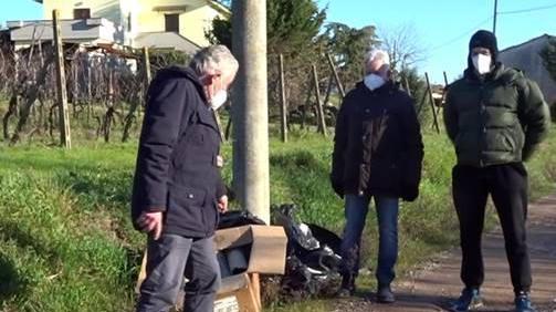 Scarti edili e vecchie tubature in eternit abbandonati nella notte lungo la strada