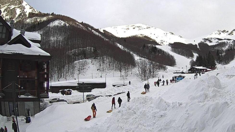 Slittini e pallate di neve migliaia di persone ad Abetone e sulle piste