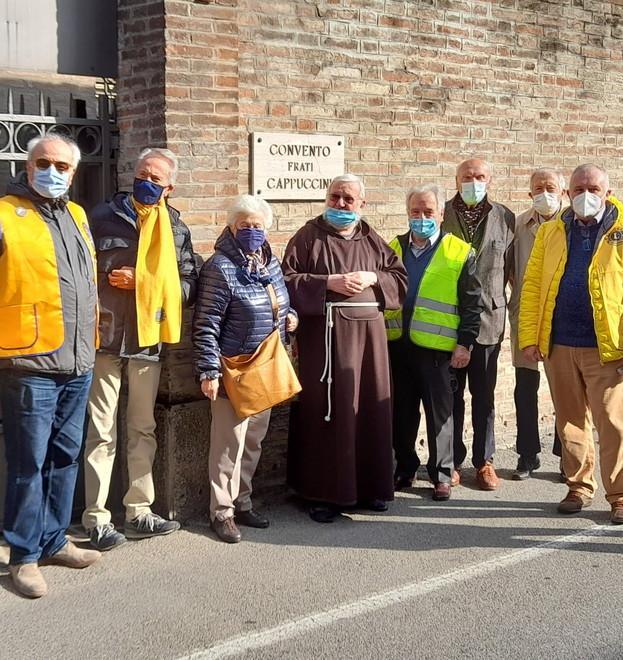 Il Lions Club di Reggio dona generi alimentari alla mensa dei frati