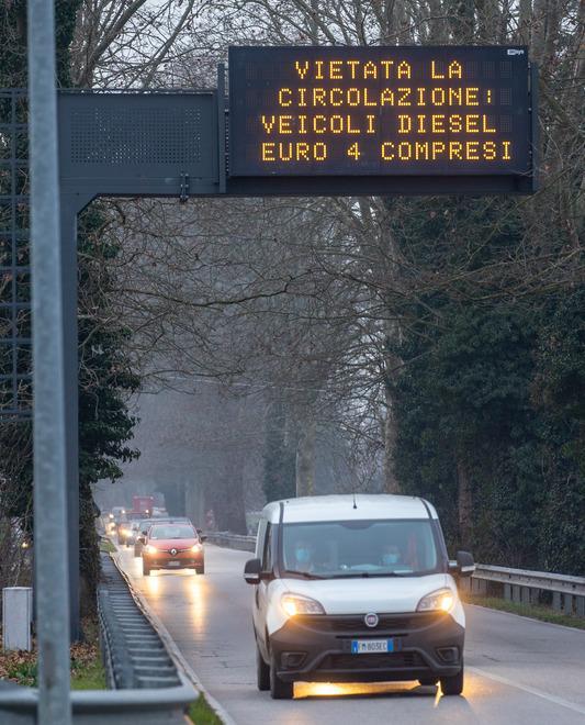Smog, divieti con aria pulita Ma l’emergenza può continuare 