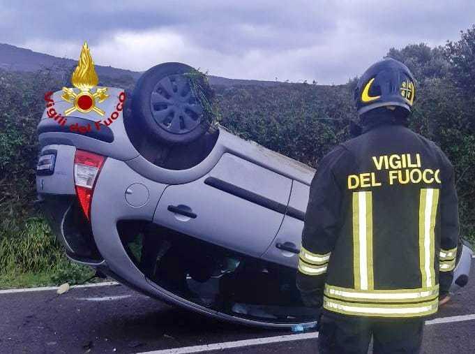 Spettacolare manovra sulla statale 292, la sua monovolume si ribalta, ma lui rimane illeso