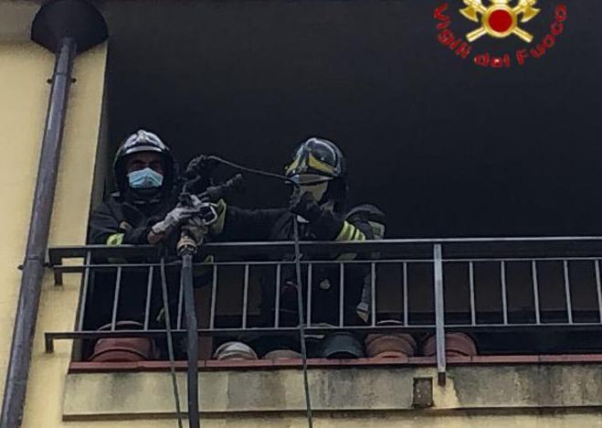 Balcone in fiamme: salvi gli occupanti dell’appartamento 
