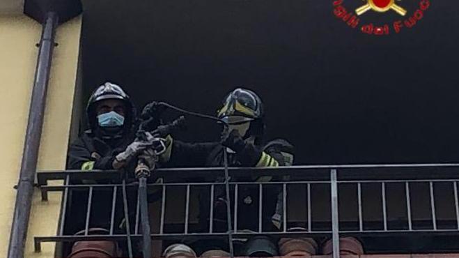 Balcone in fiamme: salvi gli occupanti dell’appartamento 