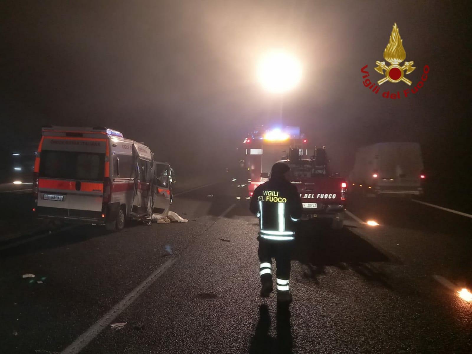 Ambulanza tampona un camion in autostrada: quattro feriti, grave una donna 