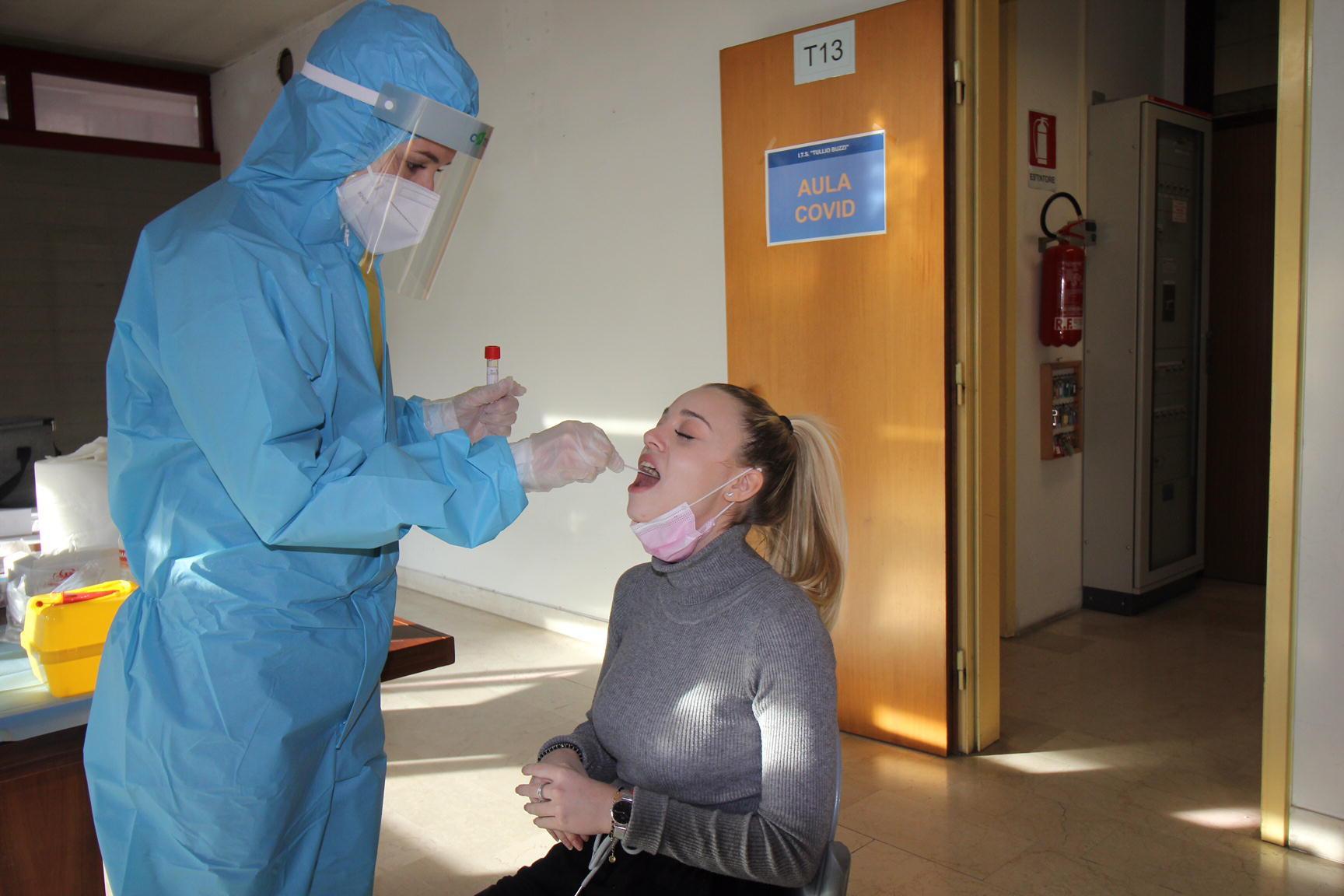 La prima studentessa che si è sottoposta al test venerdì al Buzzi