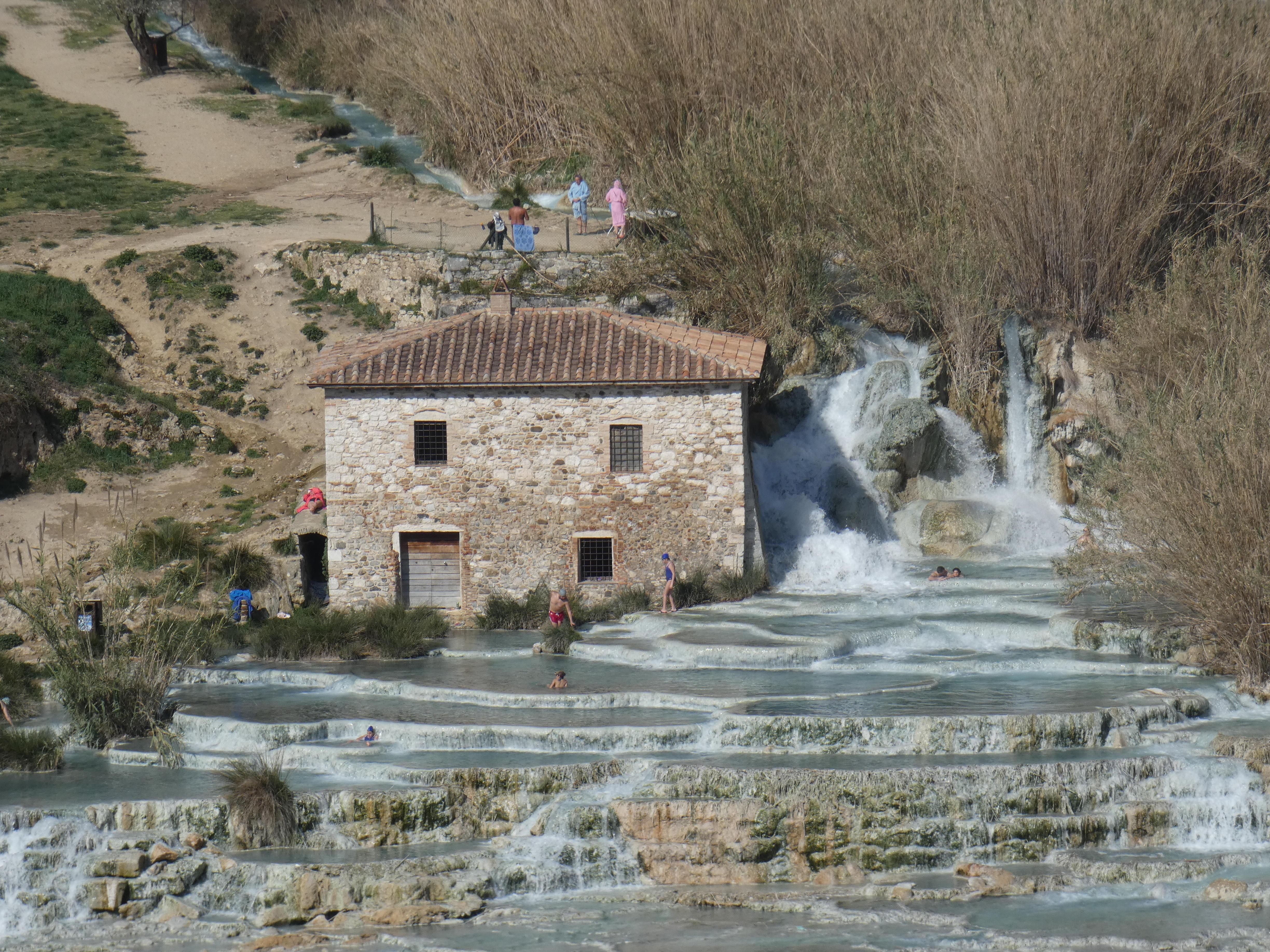 Le cascate di acqua termale a Saturnia (foto Enzo Russo)