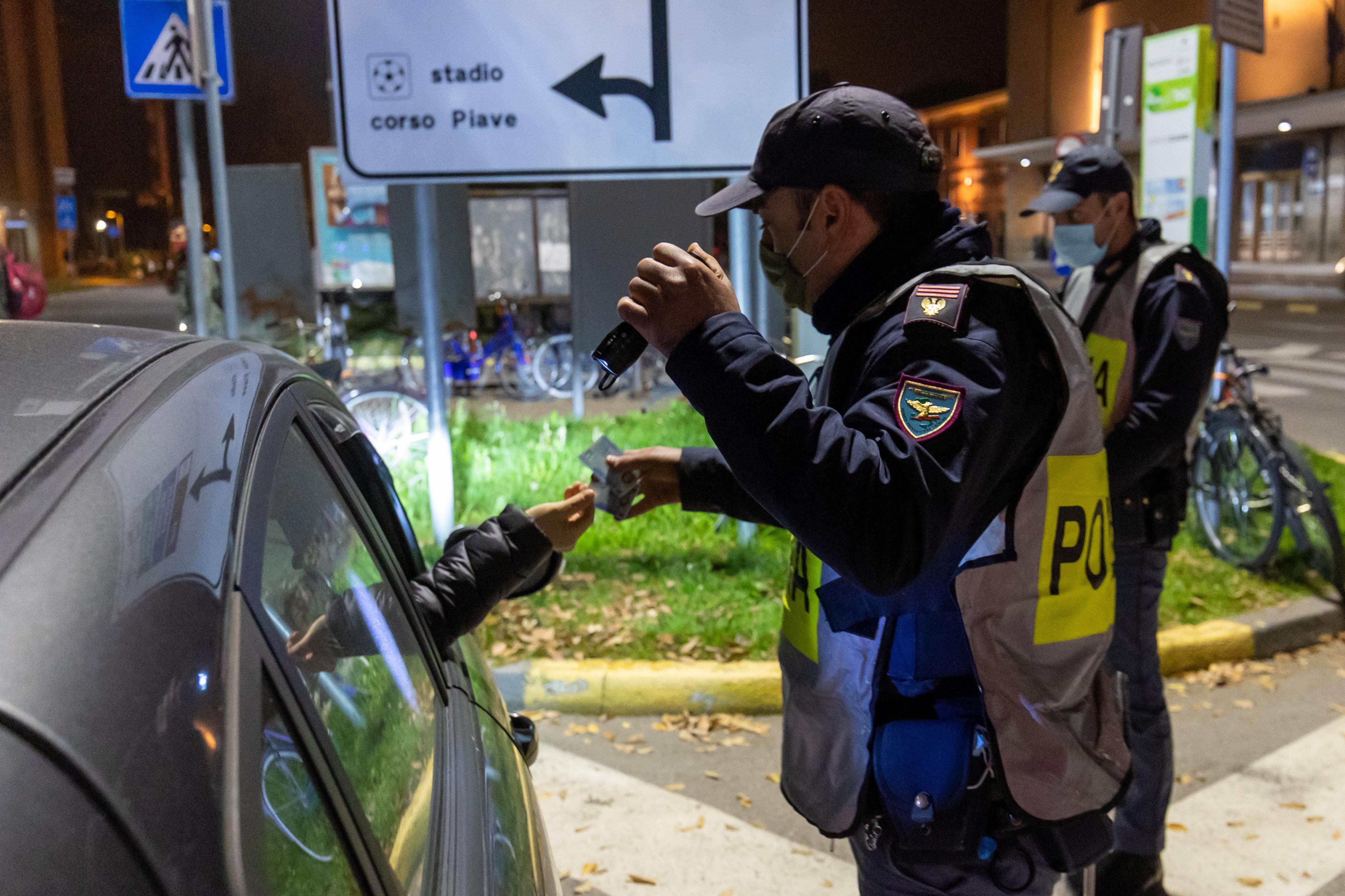 Ferrara, violano le norme anti Covid: due multati
