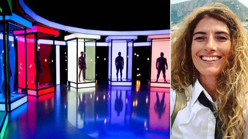 I partecipanti al dating show nelle “gabbie” trasparenti in cui si mostrano nudi, a destra Nina Palmieri