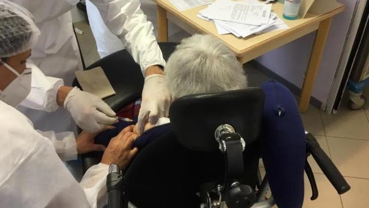 Vaccini anti-Covid agli ultra 80enni, rischio ritardi