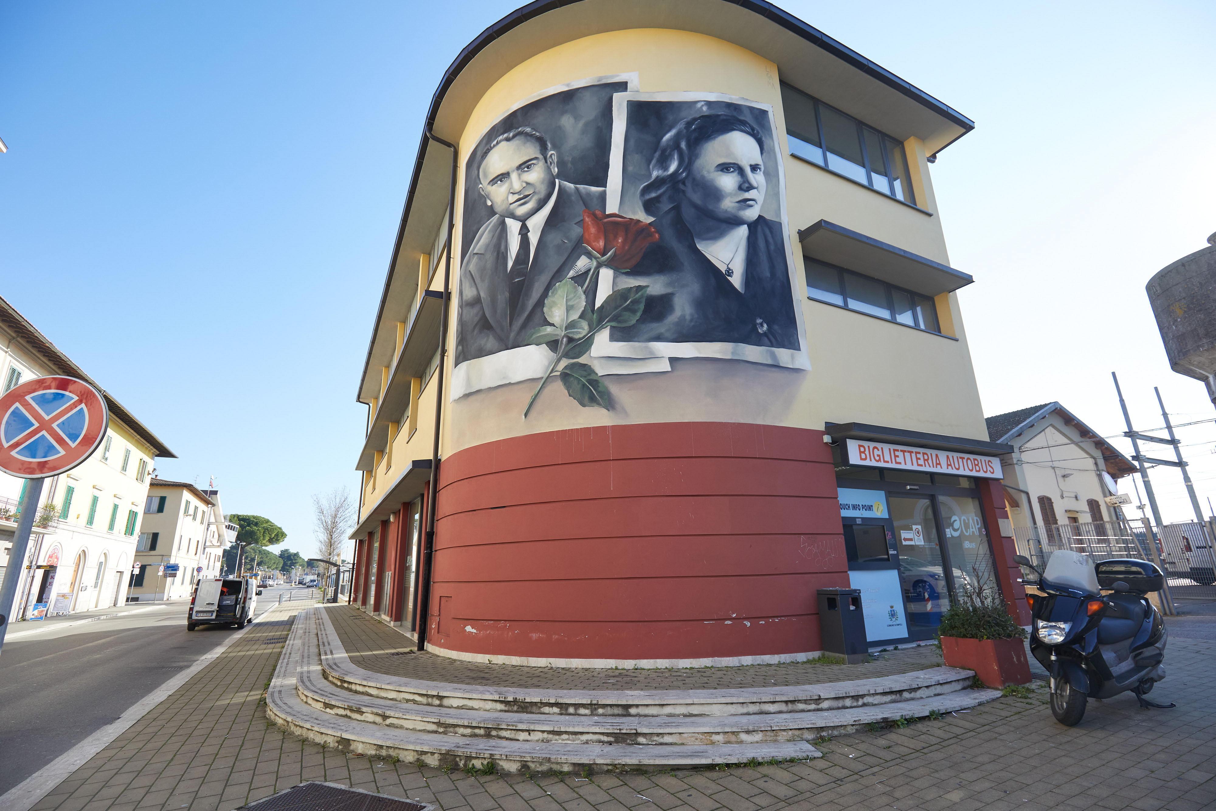Il murale di Ligama dedicato ai due partigiani Remo Scappini e Rina Chiarini in piazza della stazione a Empoli  (foto Carlo Sestini)
