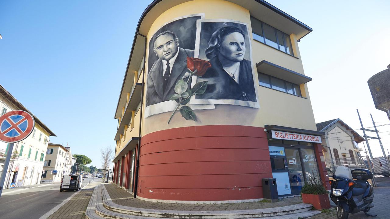 Il murale di Ligama dedicato ai due partigiani Remo Scappini e Rina Chiarini in piazza della stazione a Empoli (foto Carlo Sestini)
