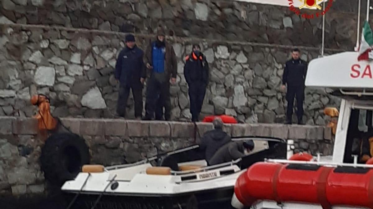 La barca in porto a Gorgona (foto vigili del fuoco)