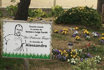 Danneggiata e sporcata l’aiuola in memoria di Alessandro Cecchi