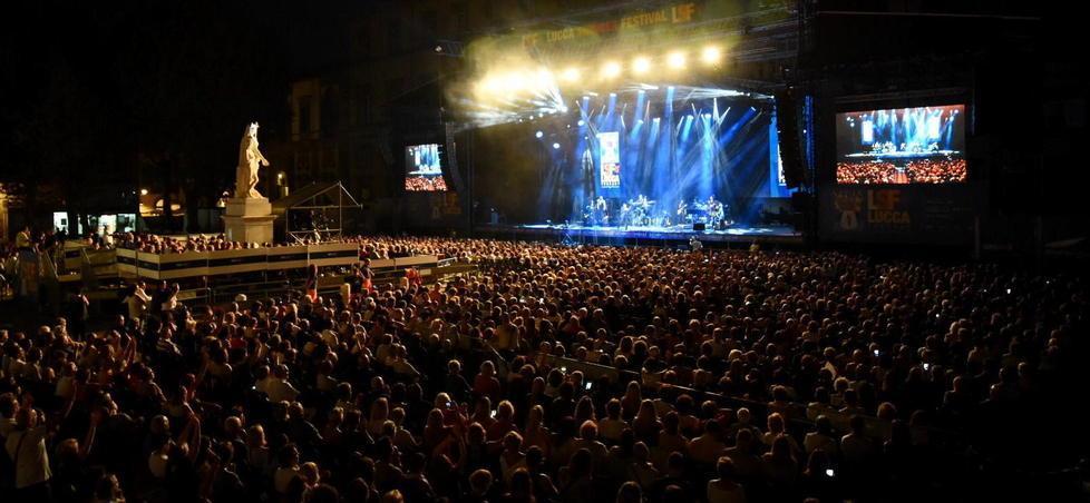 Il concerto di Gianni Morandi in piazza Napoleone in occasione del Lucca Summer Festival del 2018