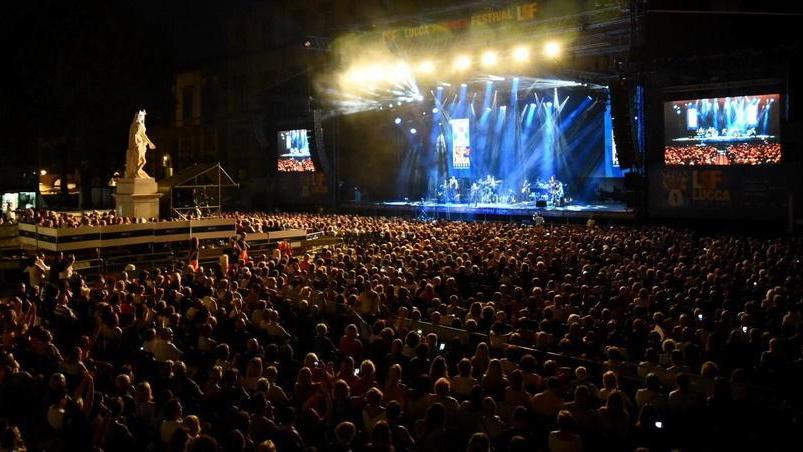 Il concerto di Gianni Morandi in piazza Napoleone in occasione del Lucca Summer Festival del 2018