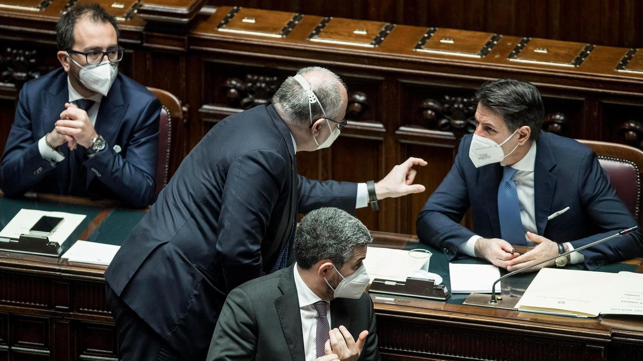 Il Senato vota la fiducia a Conte, ma Italia viva si astiene