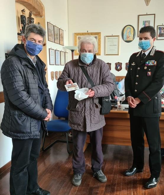 Carrara, restituì portafoglio: il sindaco lo ringrazia 