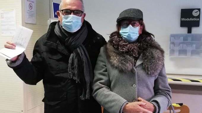 Mario e Gloria, primi clienti all’ufficio postale riaperto