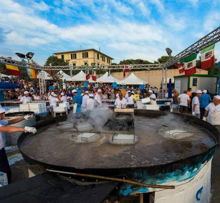 Chiude la Festa del pesce e regala una fontana 