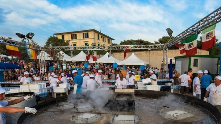 Chiude la Festa del pesce e regala una fontana