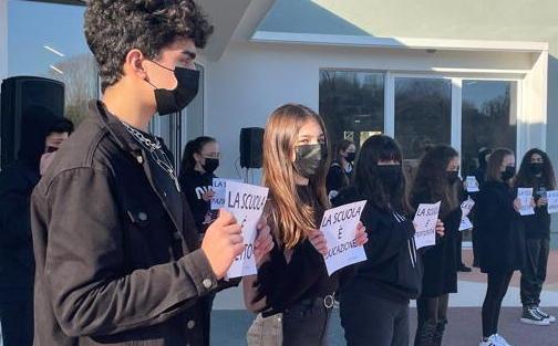 Taglio del nastro con gli studenti alla media “Cozzi” 