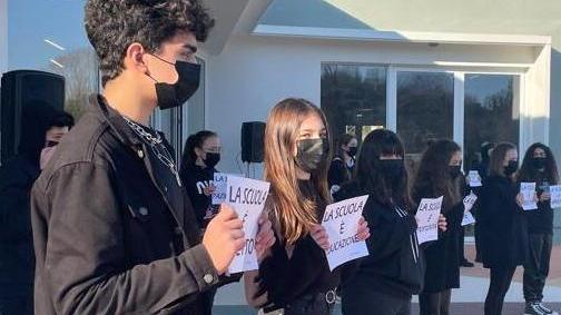 Taglio del nastro con gli studenti alla media “Cozzi”