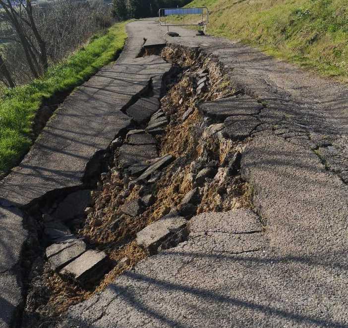 Scatta l’indagine geologica per capire la causa della frana