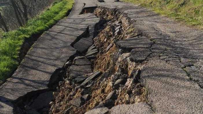 Scatta l’indagine geologica per capire la causa della frana