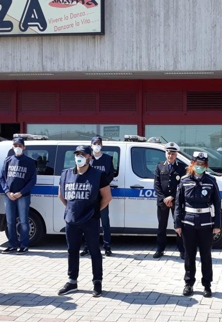 Ruba le chiavi della 500 fa un incidente e scappa 