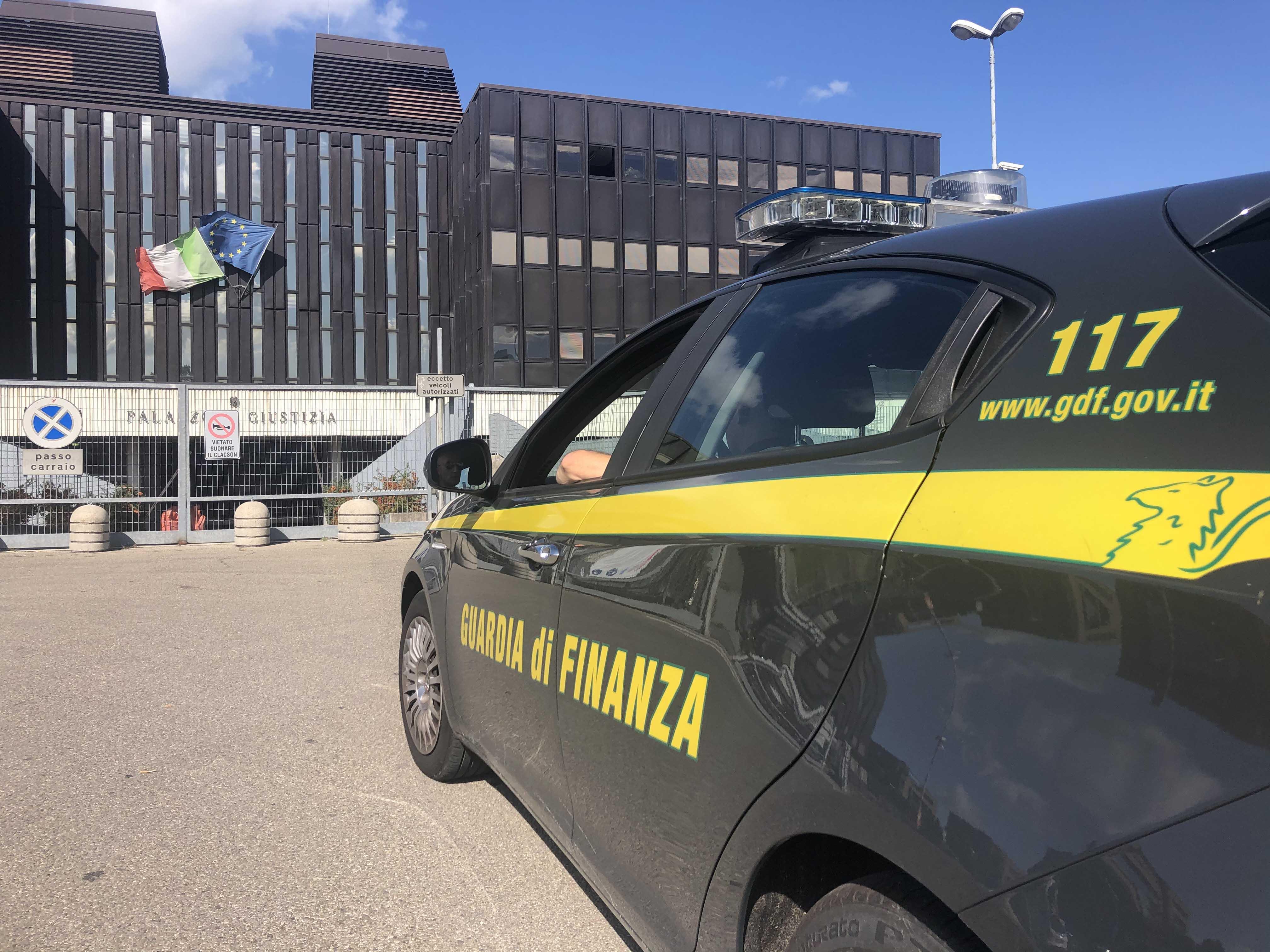 Camorra, blitz anti casalesi in Toscana: 34 indagati, sequestri per 8 milioni. Operazione in corso anche a Reggio Emilia 