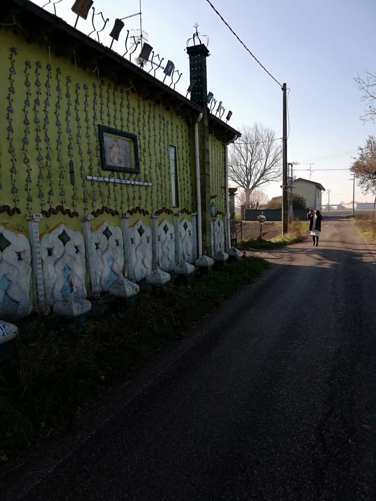 La casa decorata a San martino di Guastalla, dove è stato trovato il 78enne deceduto