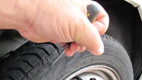Sfascia l'auto alla findanzata dopo un litigio, denunciato 30enne