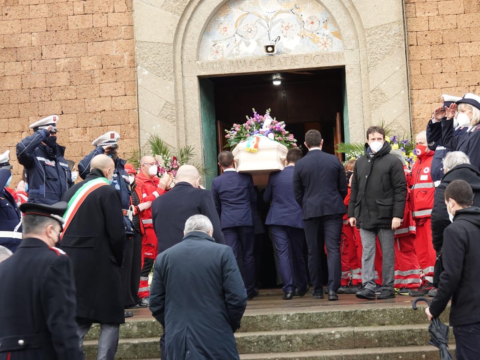 L'arrivo in chiesa della salma di Settimio Bianciardi (foto Enzo Russo)