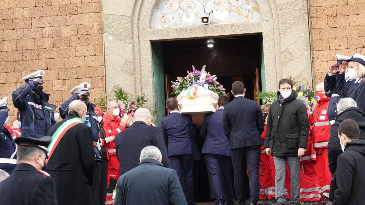 L'arrivo in chiesa della salma di Settimio Bianciardi (foto Enzo Russo)