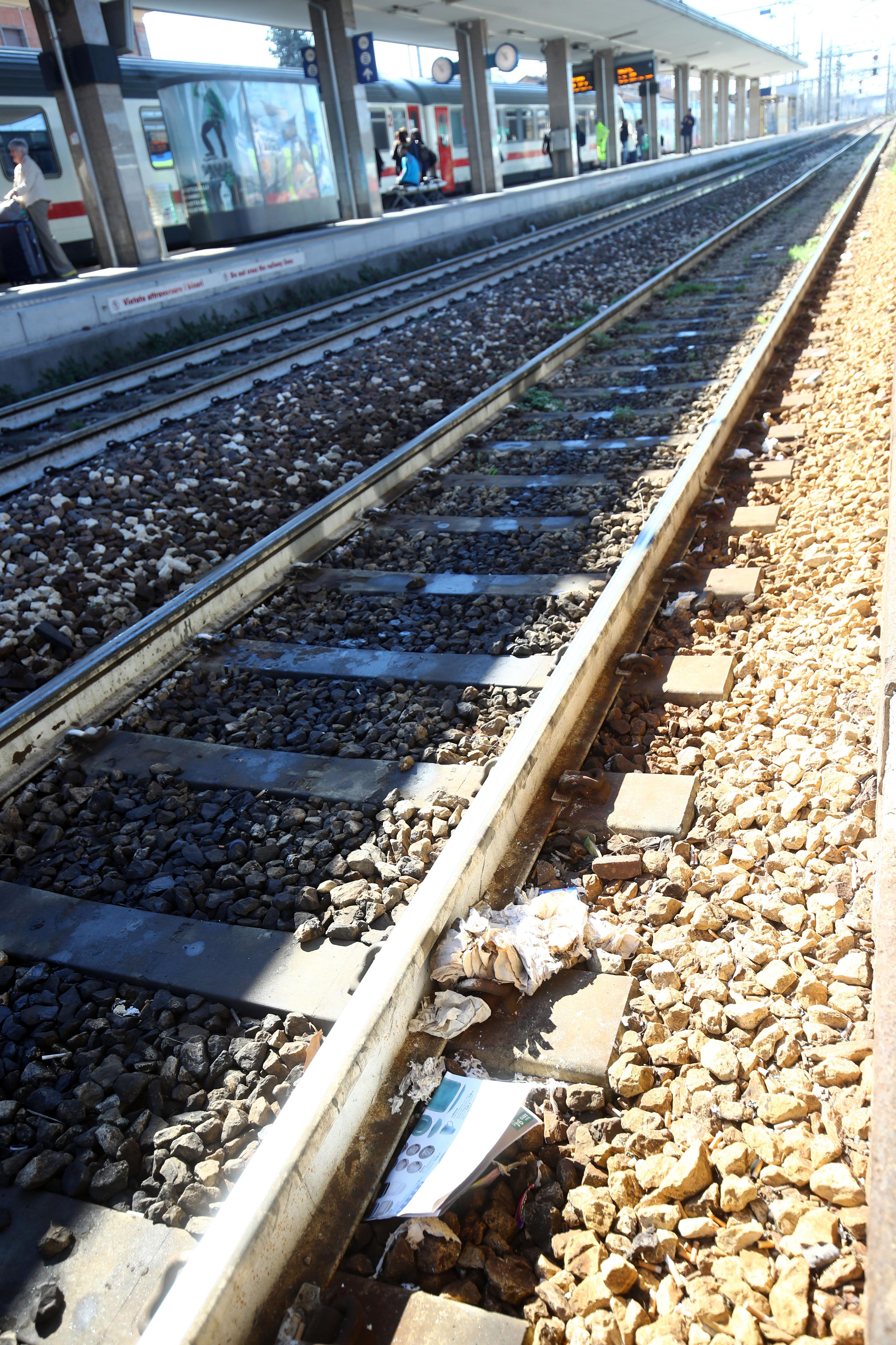 Accende fuoco sui binari e fa scattare l’allarme 