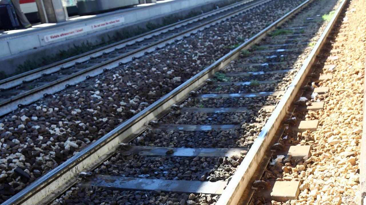 Accende fuoco sui binari e fa scattare l’allarme