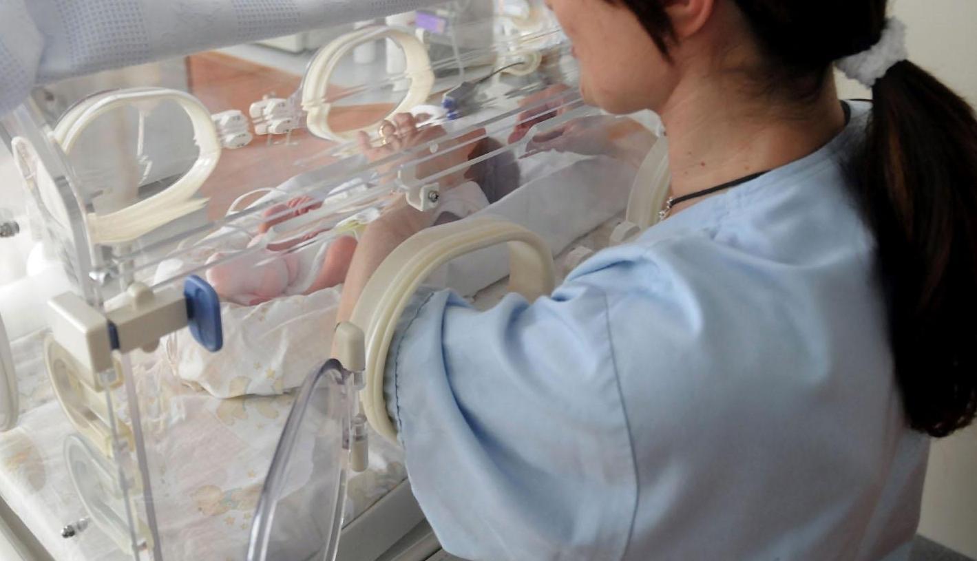 Sette decessi, tamponi positivi al 12%, 485 persone in isolamento nel Ferrarese: il covid morde, ma guarisce un neonato