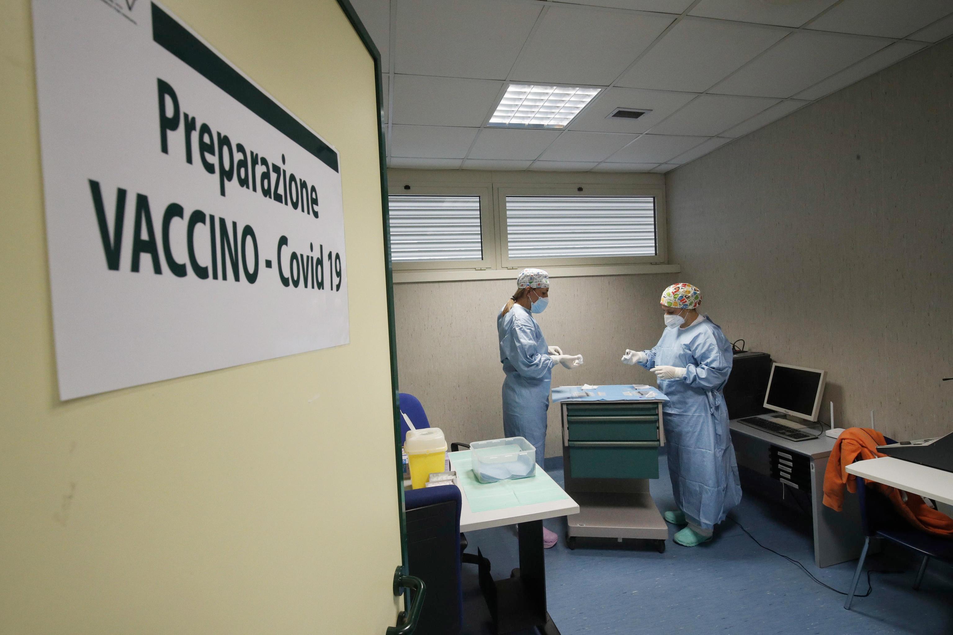 Arrivate meno dosi, la Toscana va avanti con i richiami. Pfizer promette: a febbraio recupereremo 