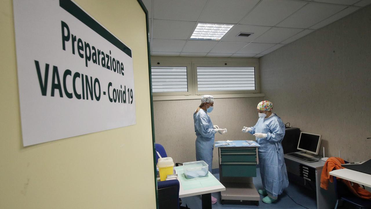 Arrivate meno dosi, la Toscana va avanti con i richiami. Pfizer promette: a febbraio recupereremo