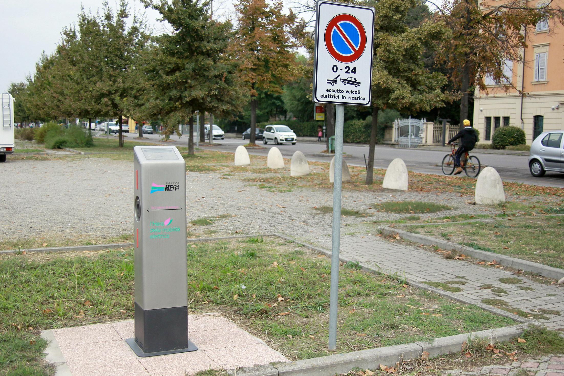 Una colonnina per la ricarica di veicoli elettrici e ibridi