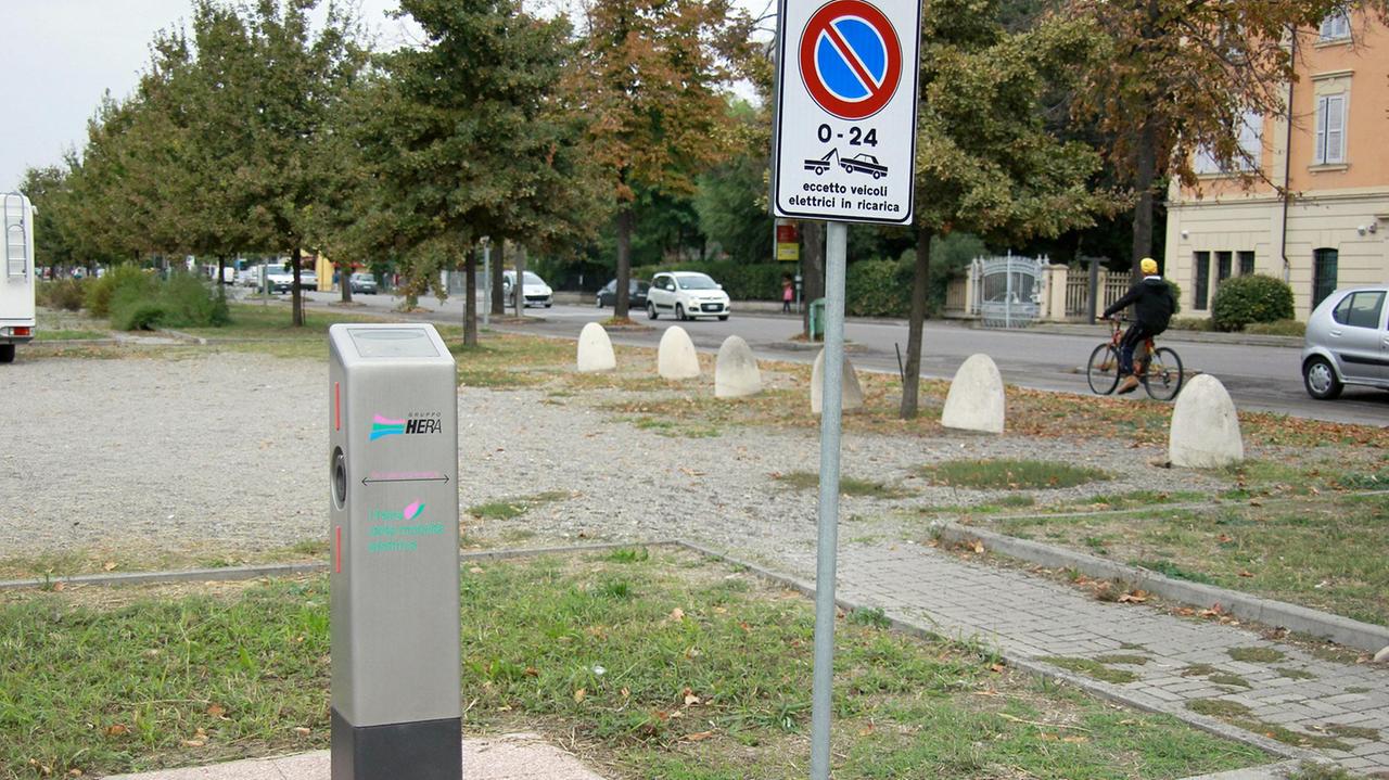 Una colonnina per la ricarica di veicoli elettrici e ibridi