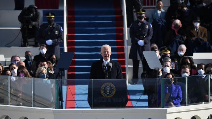 Joe Biden durante la cerimonia di giuramento a Washington