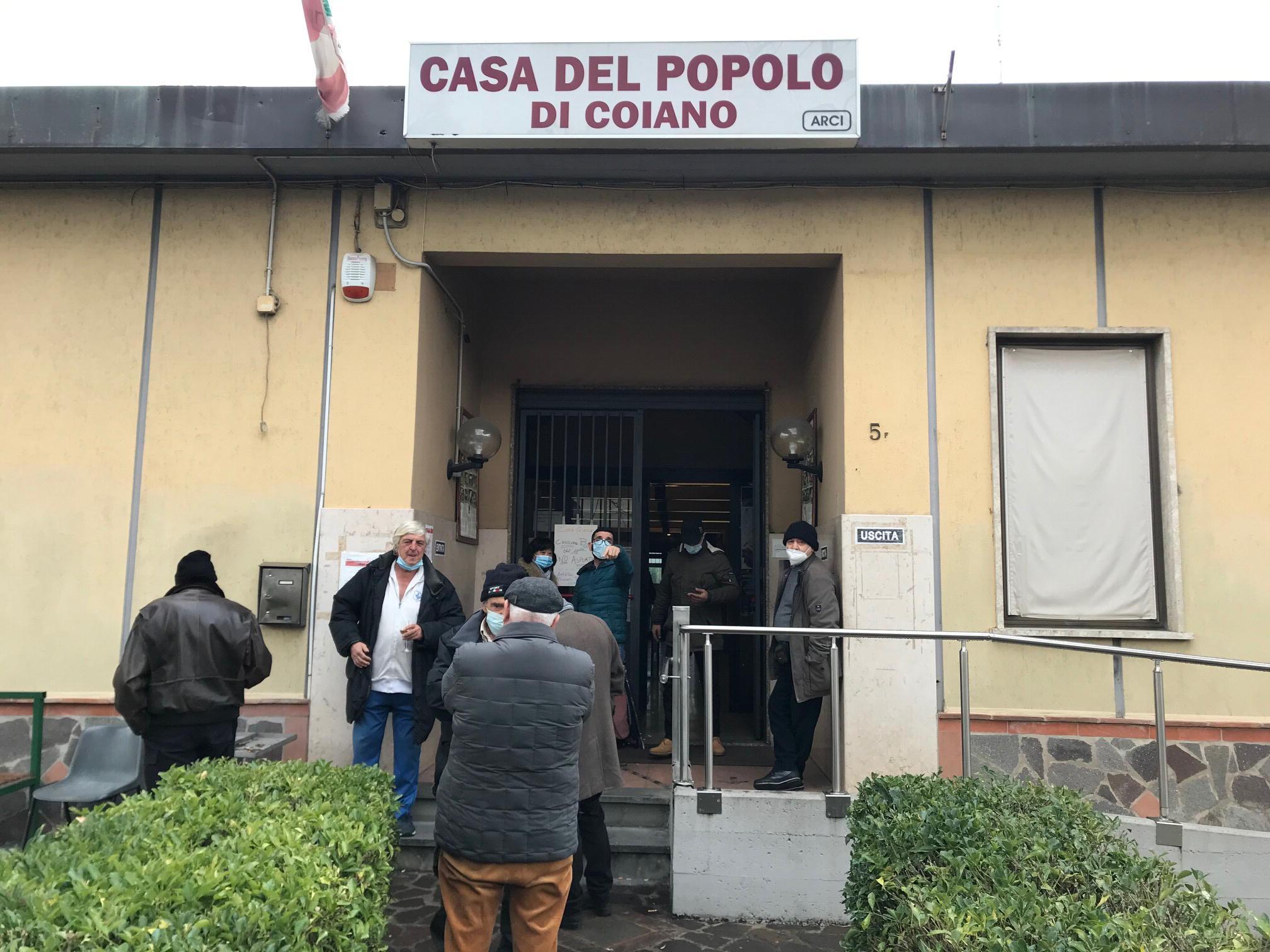 I frequentatori davanti alla casa del popolo di Coiano possono entrare solo uno per volta