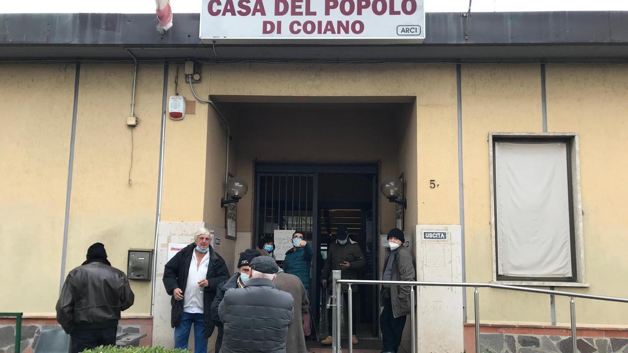 I frequentatori davanti alla casa del popolo di Coiano possono entrare solo uno per volta