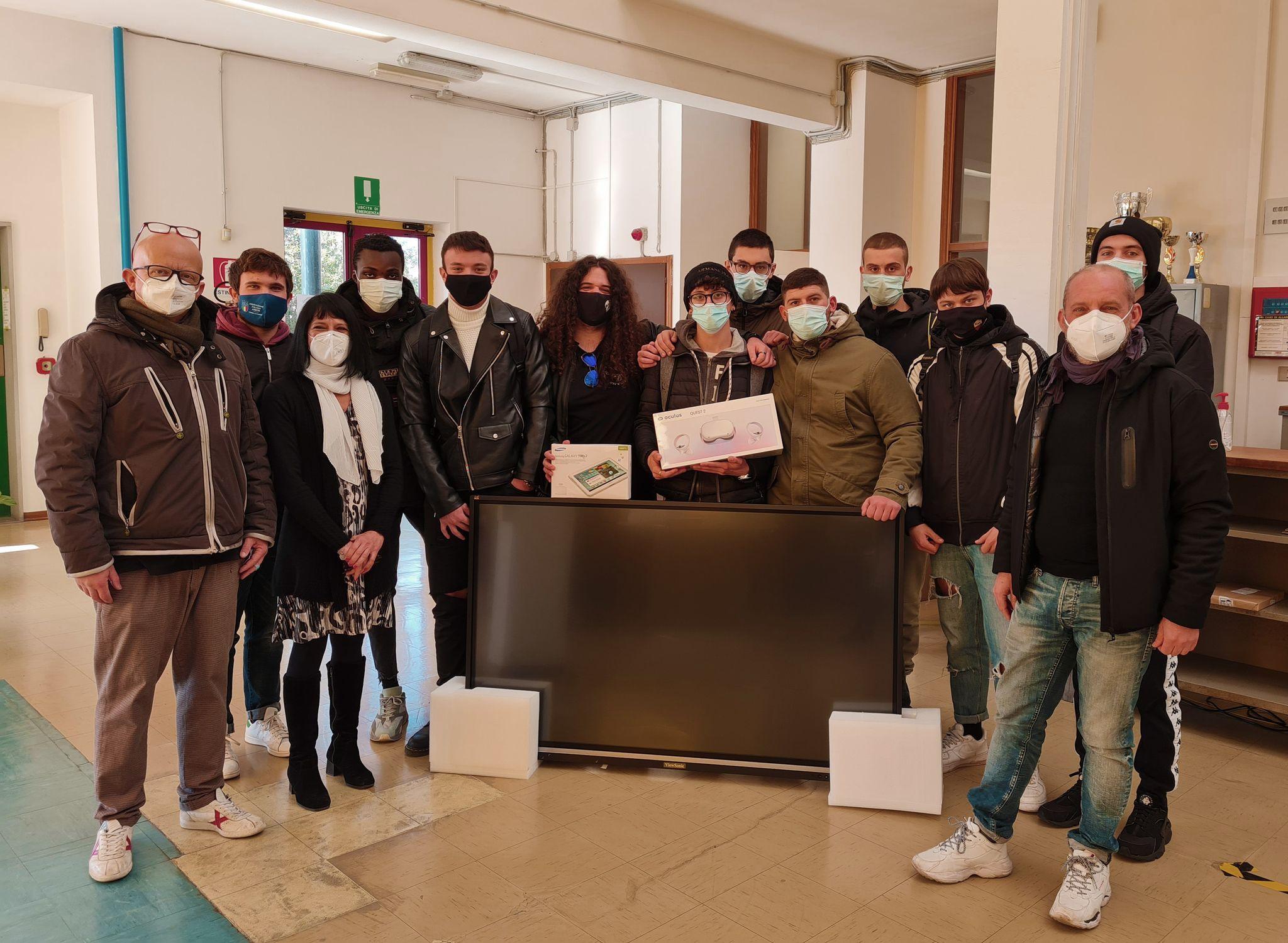 Da sinistra con la 5BMat Michele Collavitti, la dirigente Sabrina Zottola e il responsabile Ipsia Filippo Gabbrielli
