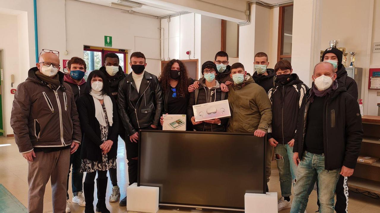 Da sinistra con la 5BMat Michele Collavitti, la dirigente Sabrina Zottola e il responsabile Ipsia Filippo Gabbrielli