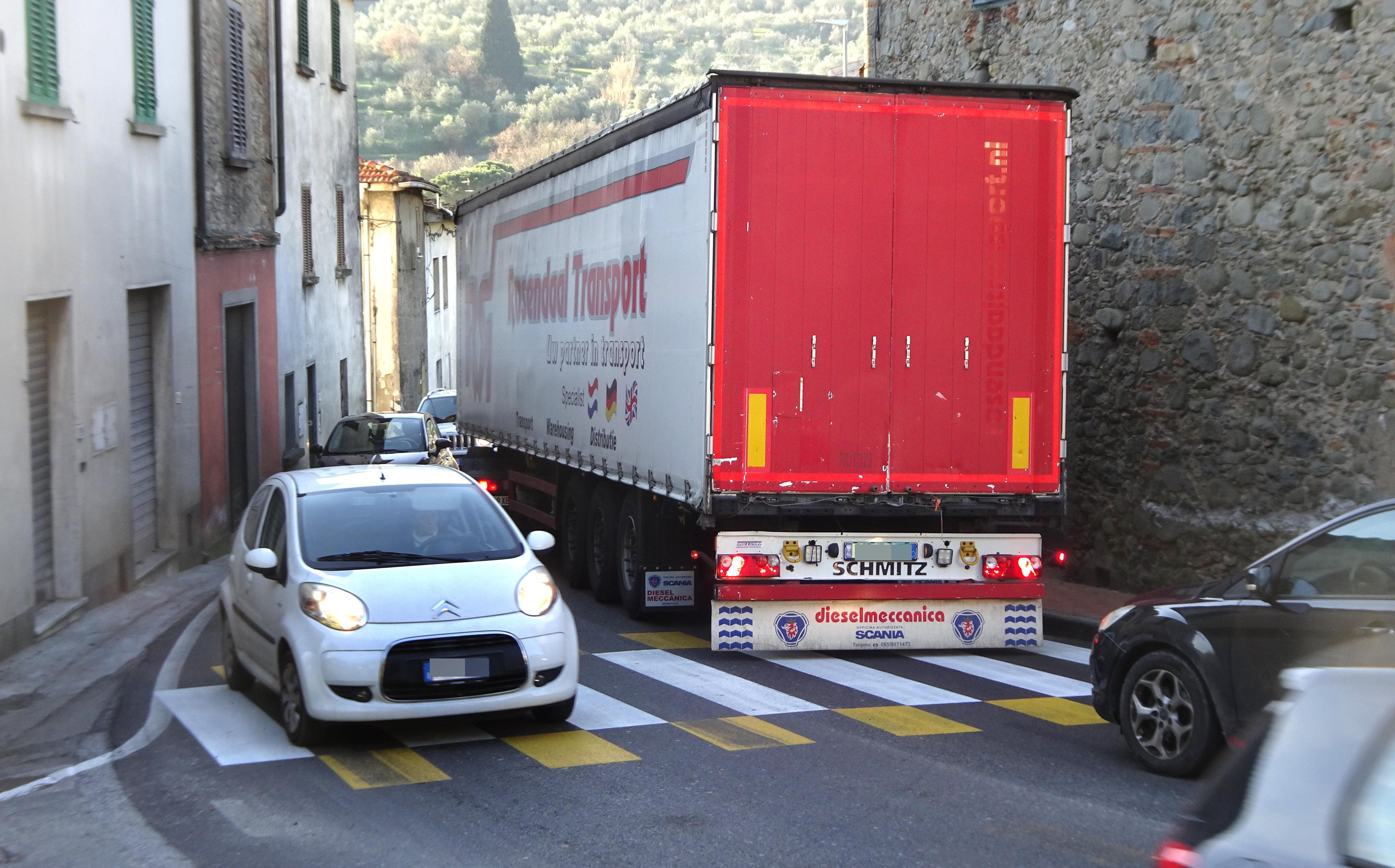 Un tir alla "strozzatura" di Ponte di Serravalle (Foto Gori)