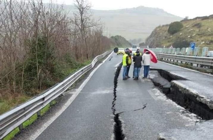 Lo spaventoso cratere che si è aperto sulla 131 nei pressi di Bonorva